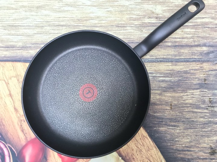CHẢO TEFAL HARD TITANIUM 24 CM 5 CHẢO TEFAL HARD TITANIUM 24 CM
