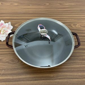 CHẢO GANG STAUB WOK 30CM MÀU ĐỎ NẮP KÍNH