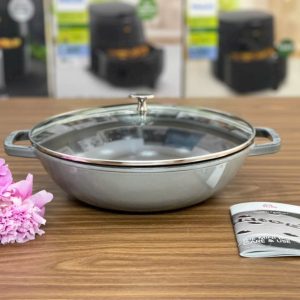 CHẢO GANG STAUB WOK 30CM MÀU XÁM NẮP KÍNH