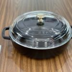 CHẢO GANG STAUB AVEC COUVERCLE DOME 28 CM NẮP KÍNH MÀU ĐEN CHẢO GANG STAUB AVEC COUVERCLE DOME 28 CM NẮP KÍNH MÀU ĐEN