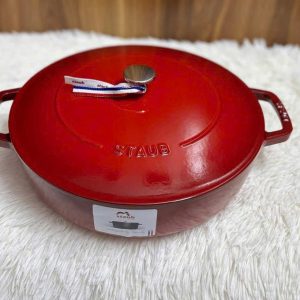 NỒI GANG STAUB CHISTERA LID 28CM MÀU ĐỎ CHERRY