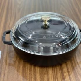 CHẢO GANG STAUB AVEC COUVERCLE DOME 28 CM NẮP KÍNH MÀU ĐEN
