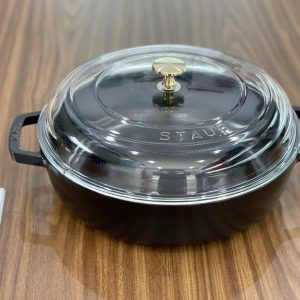 CHẢO GANG STAUB AVEC COUVERCLE DOME 28 CM NẮP KÍNH MÀU ĐEN