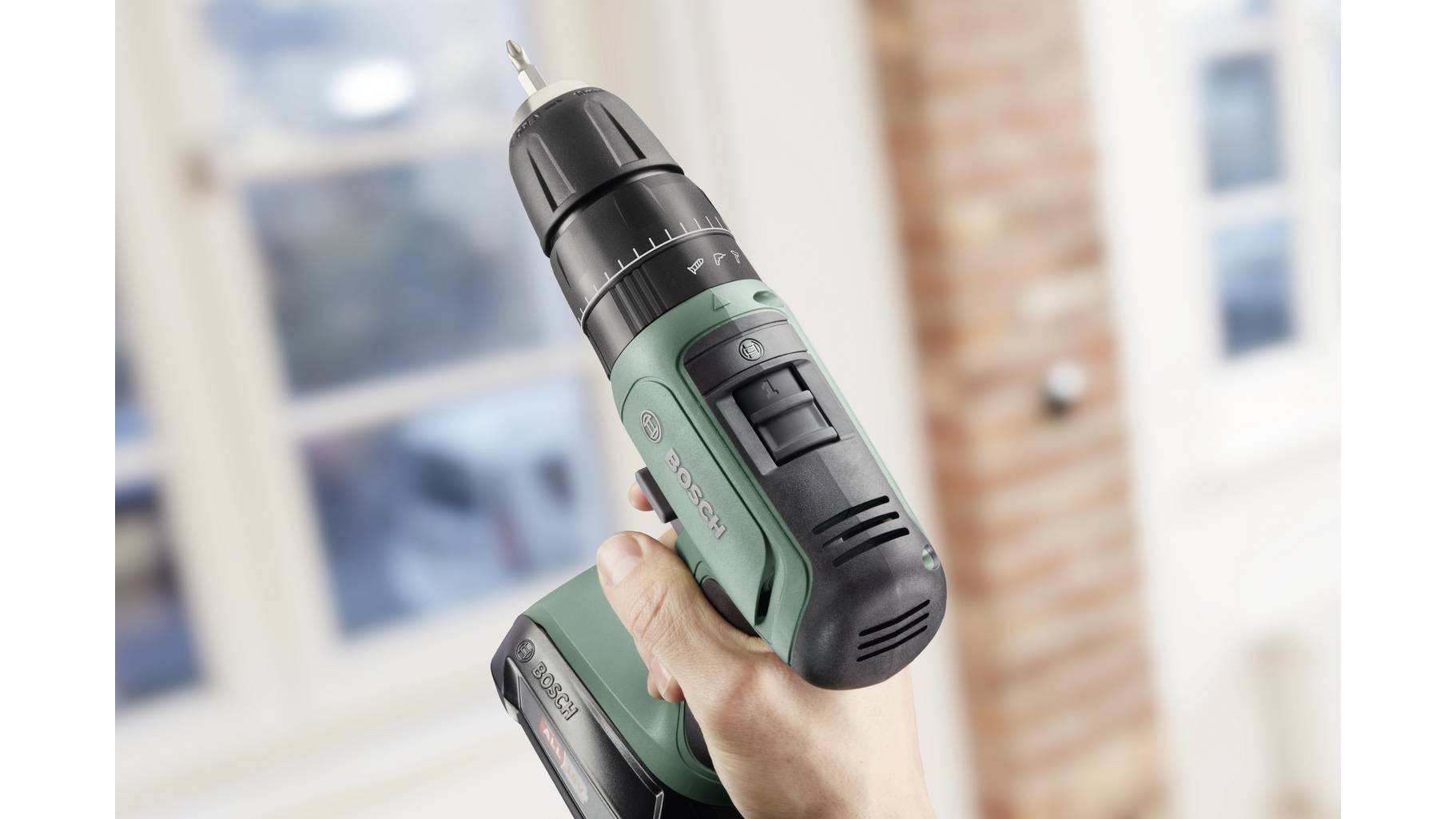 Bosch-Home-and-Garden-Universal-Impact-18-2-Gang-Akku-Schlagbohrmaschine-inkl.-Akku-inkl.-Koffer-inkl.-Ladegeraet-3.jpg