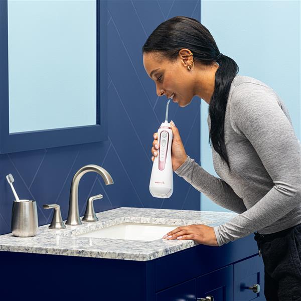 using-waterpik-cordless-advanced-water-flosser-wp-589-rose-gold.jpg